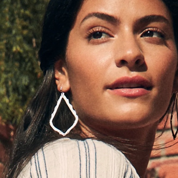 Kendra Scott Sophee Drop Earrings in Silver NEW - Picture 2 of 3